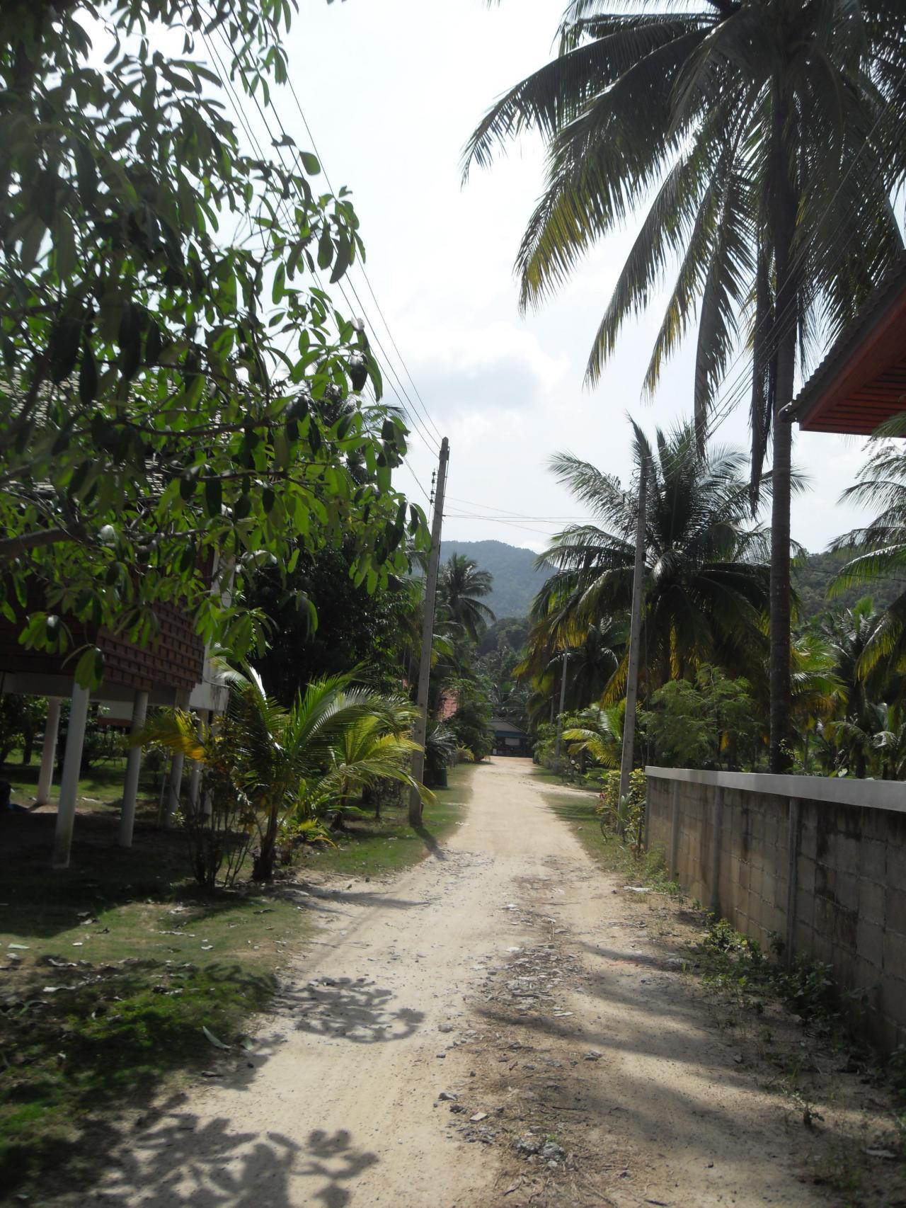 Dirt road to Ao Chalok Lam